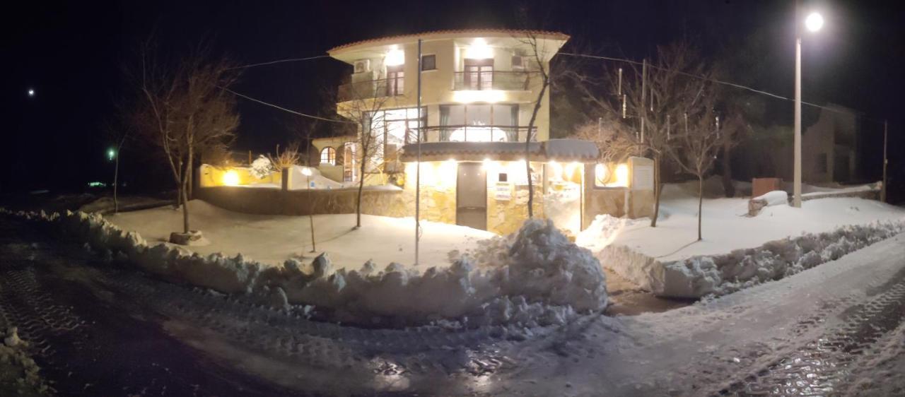 Hotel Xenonas Κithαiron Vília Esterno foto