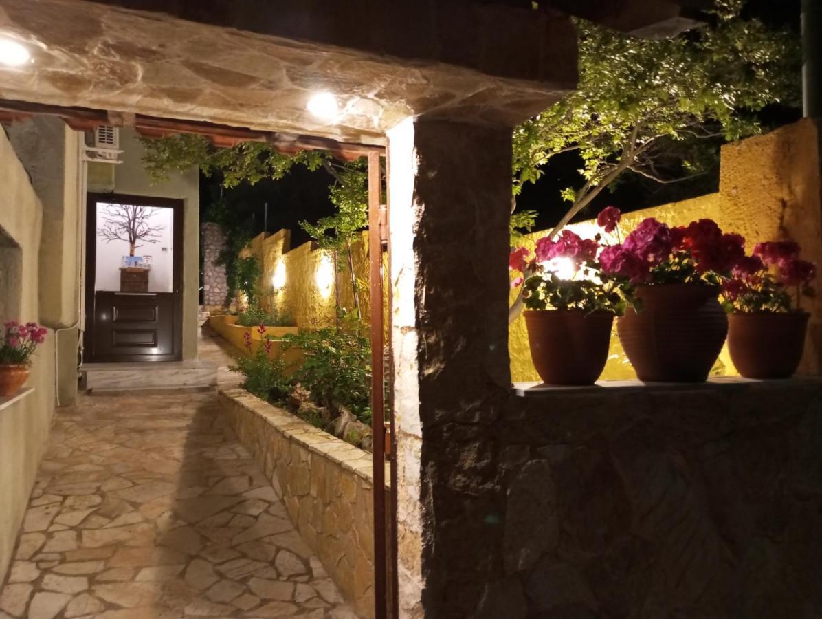 Hotel Xenonas Κithαiron Vília Esterno foto