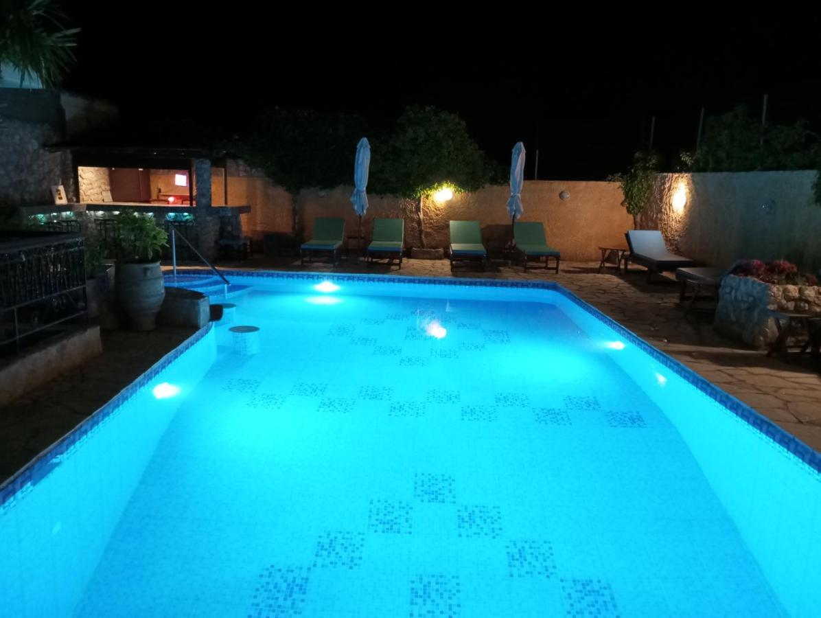 Hotel Xenonas Κithαiron Vília Esterno foto