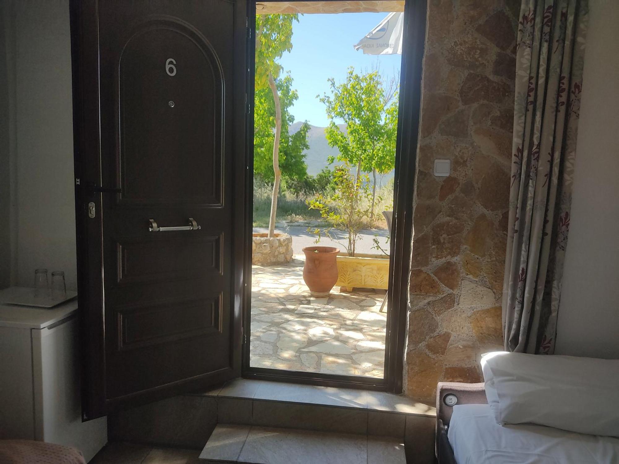 Hotel Xenonas Κithαiron Vília Esterno foto