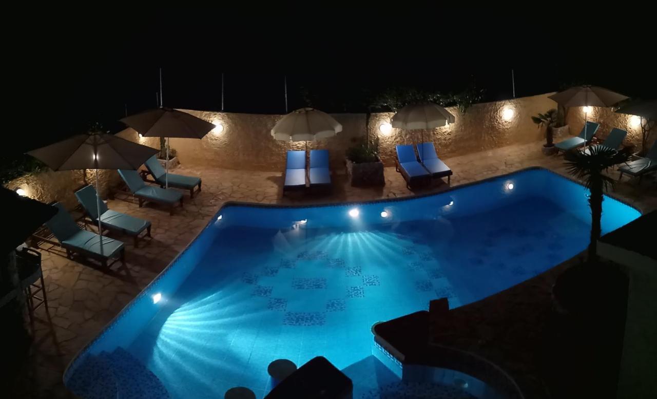 Hotel Xenonas Κithαiron Vília Esterno foto